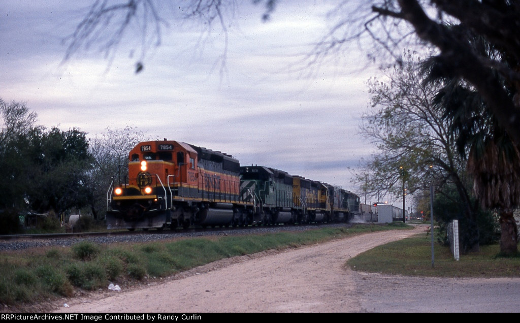 BNSF 7854 at Hebbronville (KCS Laredo Sub)